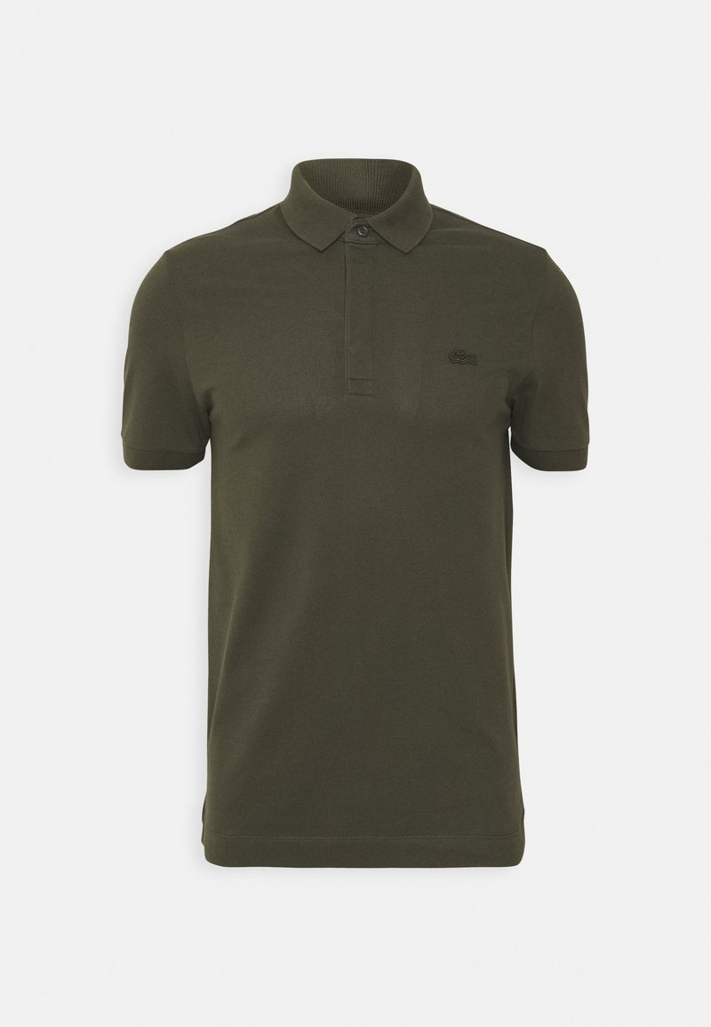Polo vert foncé à manches courtes avec un col, une patte à deux boutons et un petit logo brodé sur la poitrine gauche.