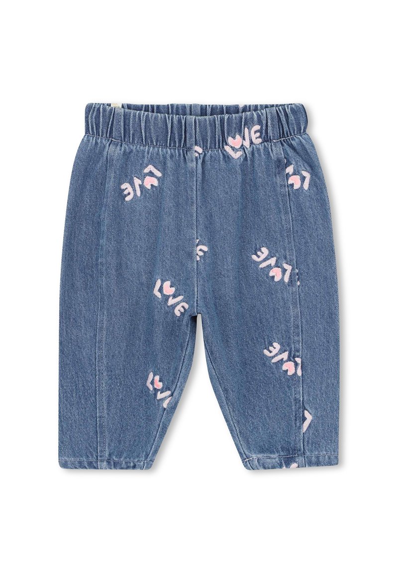 Pantalon en denim bleu avec une taille élastiquée, ornés de texte brodé "LOVE" en rose et de cœurs, coupé à la cheville.