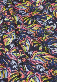 Bunt gemusterter Stoff mit einem sich windenden Blätterdesign in Pink, Gelb und Blau auf einem dunklen Hintergrund; strukturierte Oberfläche mit sichtbarem Gewebe.
