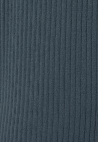 Rippstoff in einem dunklen Teal-Farbton. Weiche Textur mit vertikalen Linien, die ein einheitliches Muster bilden. Leicht und flexibles Material.