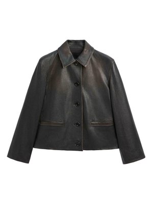 Veste en cuir noire avec un col à revers, une fermeture à boutons sur le devant et deux poches avant. Présente des surpiqûres contrastantes et une coupe courte et carrée.