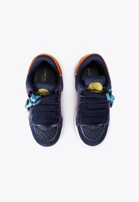 Sneakers blu navy con punta in gomma testurizzata, lacci multicolori e dettagli arancioni. Presentano un collare imbottito e una tomaia in tessuto.