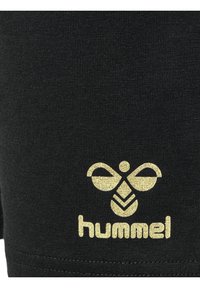Svarta tygshorts med en texturerad guldlogotyp och varumärkesnamnet "hummel" längst ner. Slät, åtsittande design med en subtil lyster.