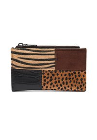 Peňaženka z patchworku s hnedými, čiernymi a béžovými panelmi s potlačou zvierat, textúrovanými povrchmi a zipsom po hornom okraji.