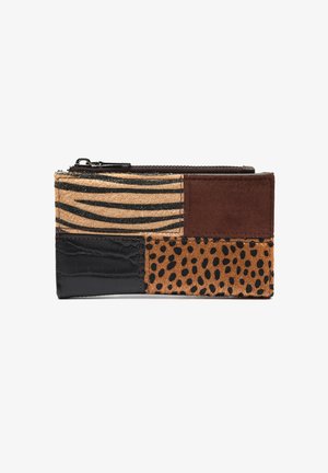 Novčanik od patchworka s smešnim, crnim i bež panelima, ukrašen životinjskim printovima i teksturiranim površinama, sa zatvaranjem na patent zatvarač duž gornje ivice.