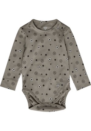 Grå babybody med lange ærmer med trykknapper i bunden og på skulderen, dækket af sort-hvide mønstre med sportsbolde.