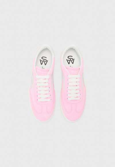 Stuart Weitzman RUNAROUND - Αθλητικά παπούτσια - pink marshmallow/white