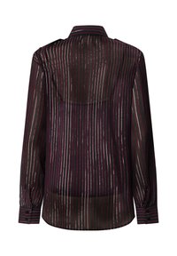 Zwarte doorschijnende blouse met verticale strepen in paars, zilver en groen. Voorzien van een puntige kraag en knoopmanchetten. Zachte textuur.