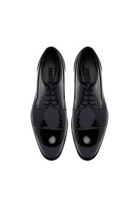 Une paire de chaussures de ville Oxford en cuir noir poli, avec laçage fermé et design à bout cap, présentée de dessus sur un fond blanc.