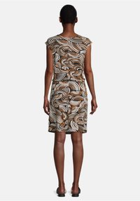 Kurzärmliges, knielanges Kleid mit einem wirbelnden Muster in Braun, Weiß und Schwarz. Hergestellt aus leichtem Stoff mit einer taillierten Silhouette.