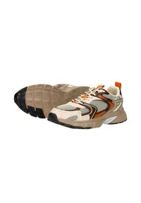 Atletiek sneakers in beige en bruin gaas met oranje accenten. Voorzien van een gestructureerde zool, gevoerde kraag en vetersysteem.