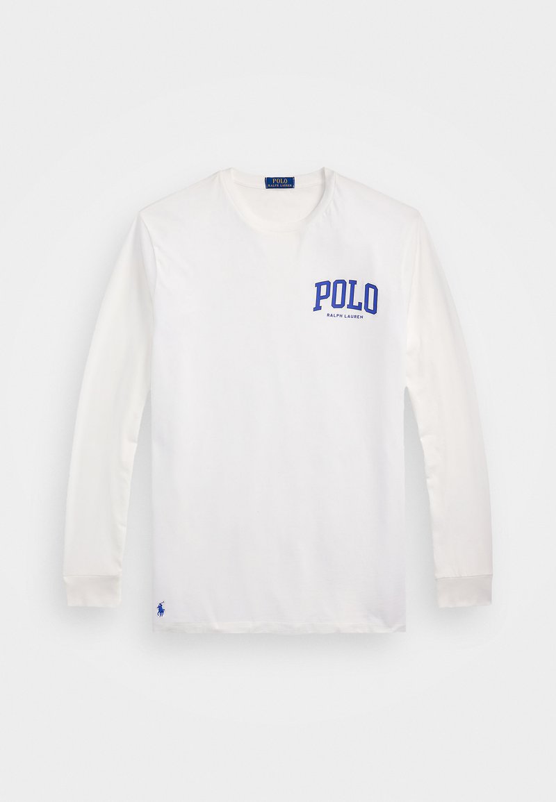 Vit långärmad t-shirt i bomull med en blå "POLO"-logotyp på vänster bröst och en liten blå polospelar-symbol nära fållen.