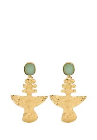 Złote metalowe kolczyki o teksturowanym, abstrakcyjnym wzorze ptaka, z zielonym kamieniem akcentującym u góry. Geometryczny kształt z gładkimi i chropowatymi wykończeniami.