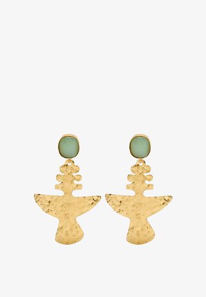 Złote metalowe kolczyki o teksturowanym, abstrakcyjnym wzorze ptaka, z zielonym kamieniem akcentującym u góry. Geometryczny kształt z gładkimi i chropowatymi wykończeniami.