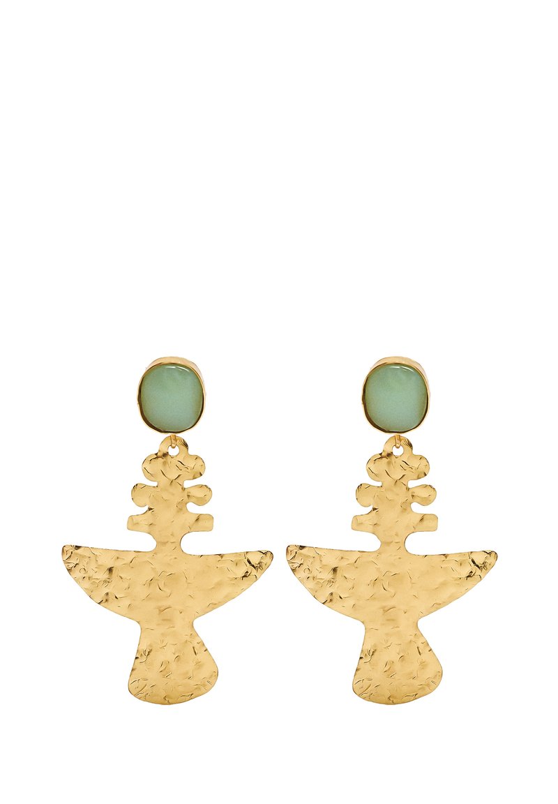 Złote metalowe kolczyki o teksturowanym, abstrakcyjnym wzorze ptaka, z zielonym kamieniem akcentującym u góry. Geometryczny kształt z gładkimi i chropowatymi wykończeniami.