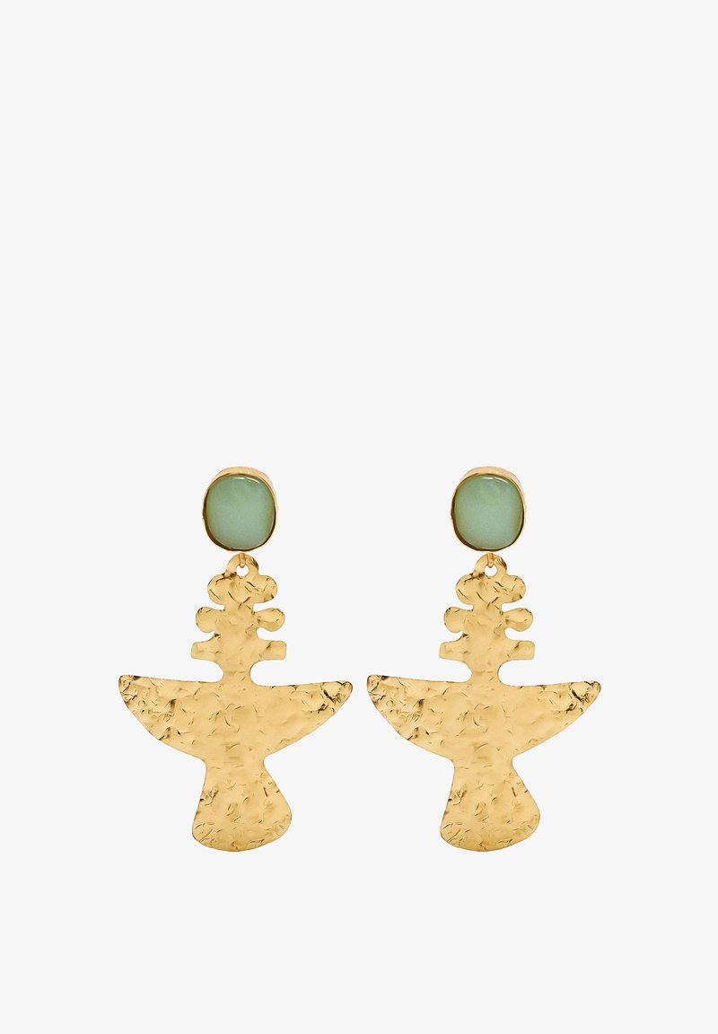 Złote metalowe kolczyki o teksturowanym, abstrakcyjnym wzorze ptaka, z zielonym kamieniem akcentującym u góry. Geometryczny kształt z gładkimi i chropowatymi wykończeniami.