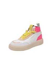 Høj-top sneakers med en hvid læderbase, pink og gule accenter, tekstureret sål og lys gule snørebånd. Distinkt mønsterdetalje på kraven.