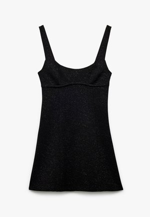 Sort kjole med justerbare stropper, struktureret liv, en let udvidende bund, og subtile sølvpletter i stoffet.