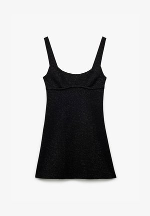 Sort kjole med justerbare stropper, struktureret liv, en let udvidende bund, og subtile sølvpletter i stoffet.