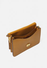 COACH CHAIN TABBY SHOULDER BAG - Handbag - honey brown