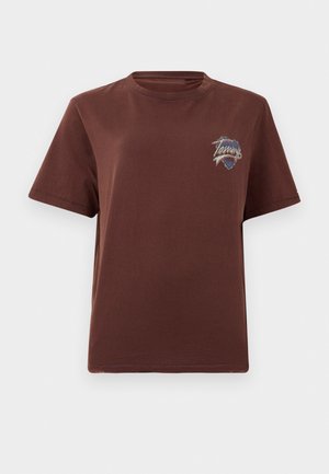 T-shirt in cotone marrone con collo a giro, maniche corte e un piccolo logo ricamato sul petto che mostra dettagli testuali e grafici.