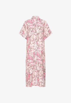 Roze gebloemde midi-jurk met korte mouwen, kraag en knoopsluiting aan de voorkant, met bruine en felroze bladeren- en bloemenpatronen.