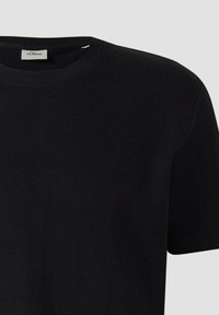 T-shirt noir à manches courtes avec col rond et étiquette s.Oliver sur le col, montré de face sur un fond gris clair.