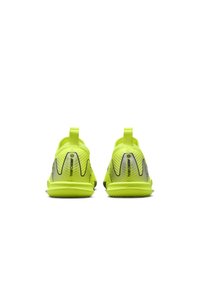 Zapatillas deportivas de color amarillo neón con acabado texturizado, tiradores traseros y detalles en negro. Presentan un diseño estampado y suela de goma duradera.