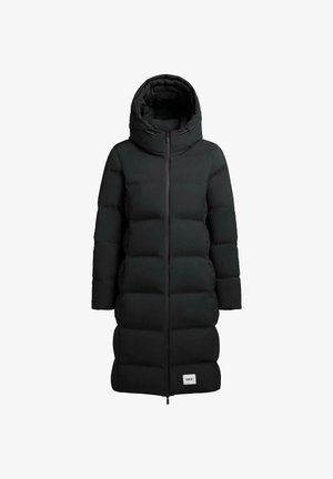 Zwarte pufferjas met een capuchon, een ritssluiting aan de voorkant en brede gestikte secties. Bevat een label aan de onderkant van de voorkant en kortere mouwen.