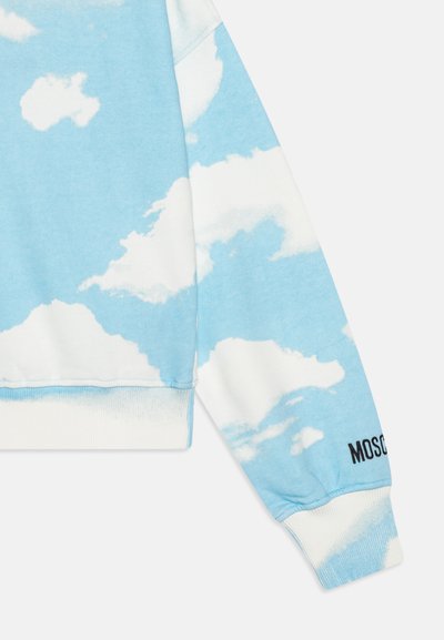 Lys blå genser med hvite sky-mønstre, ribbestrikkede ermer og kant, med "MOSKVA" brodert i svart på ermet.