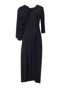 Vestido negro de tela suave, con un diseño drapeado en un lado, escote en V y mangas tres cuartos con detalles fruncidos.