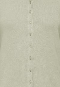 Cardigan en tricot vert clair avec une finition texturée, doté d'une rangée de boutons assortis sur le devant pour la fermeture.