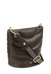 Borsa a tracolla in pelle marrone con design trapuntato, hardware dorato e una tracolla regolabile a strisce, caratterizzata da una forma leggermente arrotondata.