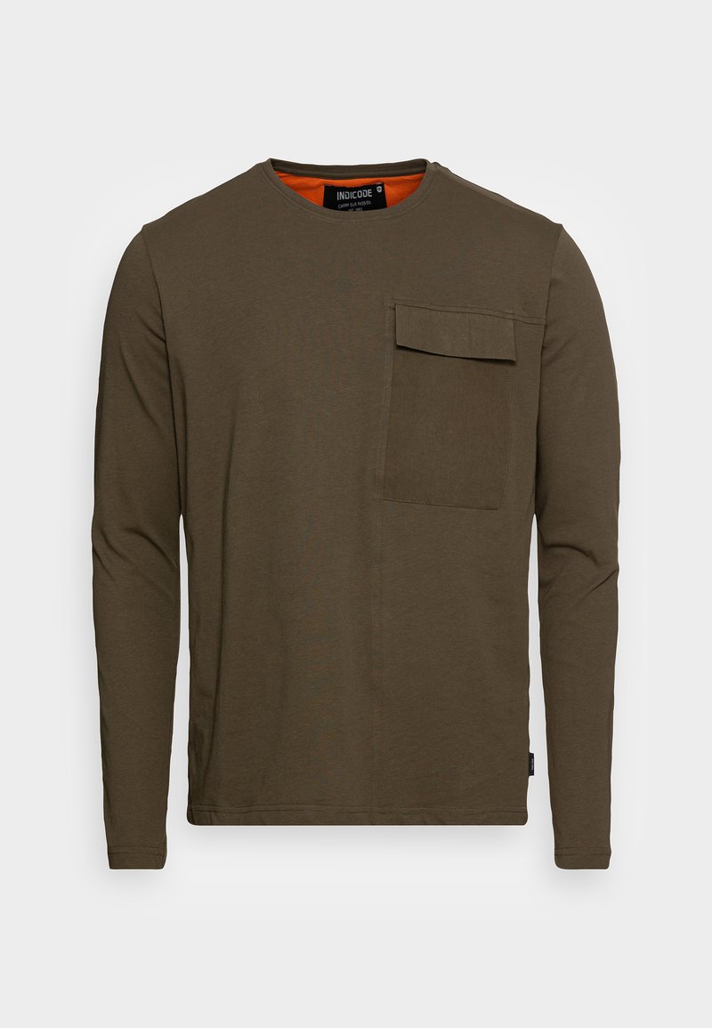 T-shirt de manga longa verde-oliva, feito de tecido macio, com um bolso na frente do peito e decote interior laranja. Design simples e descontraído.