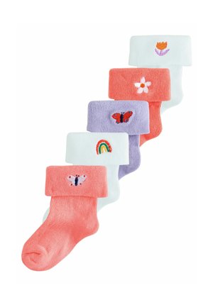Fünf gefaltete Baby-Söckchen in Pastellfarben mit gestickten Designs: Schmetterling, Regenbogen, Schmetterling, Blume und Tulpe.
