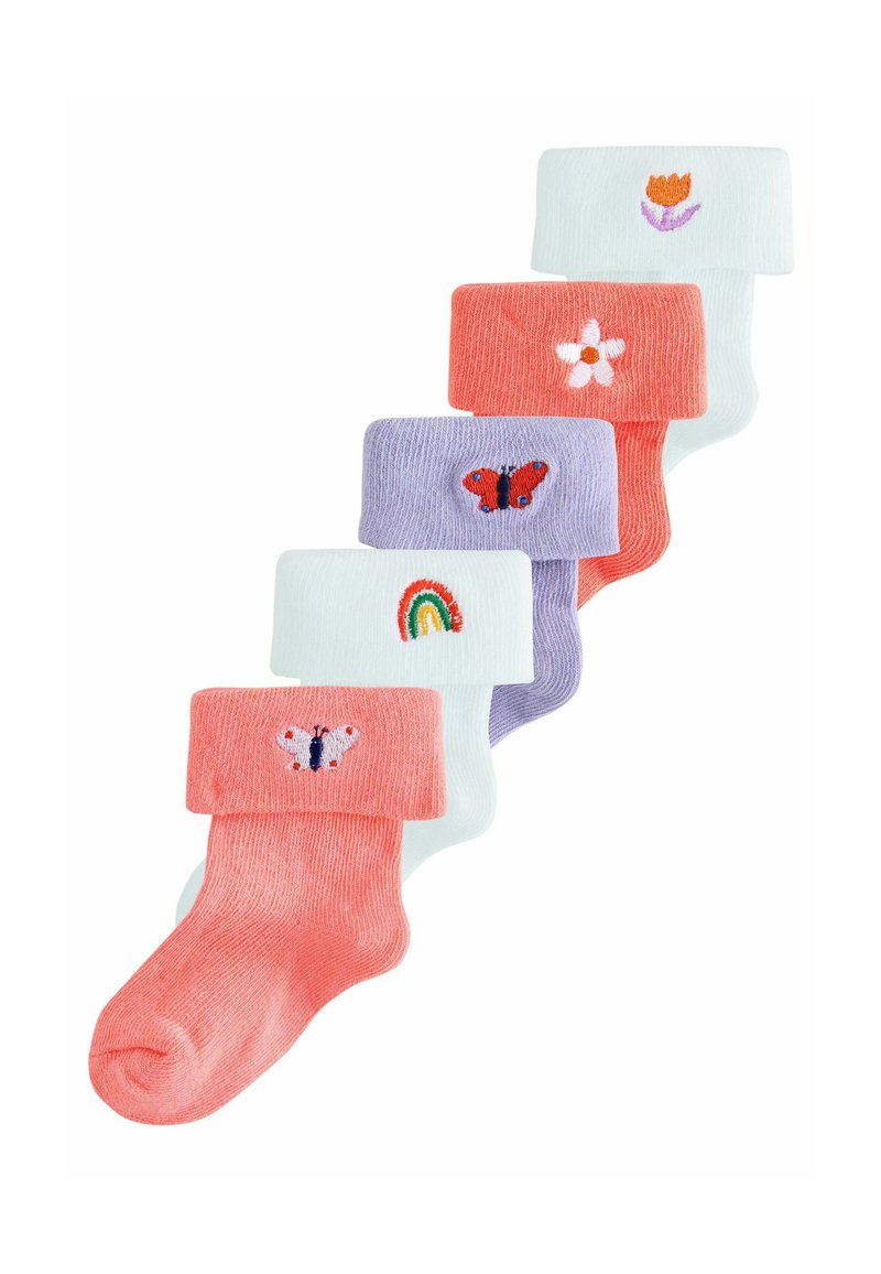 Cinque calzini per neonati piegati in colori pastello con disegni ricamati: farfalla, arcobaleno, farfalla, fiore e tulipano.