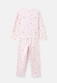 Roze katoenen pyjama set met lange mouwen en broek. Verticale ribbeltextuur met grijze gedrukte dierenpatronen en kleine sterren.