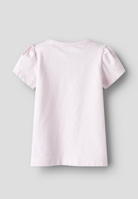 Camiseta rosa claro de manga corta con escote redondeado y mangas abullonadas. Confeccionada en algodón suave con una textura lisa.