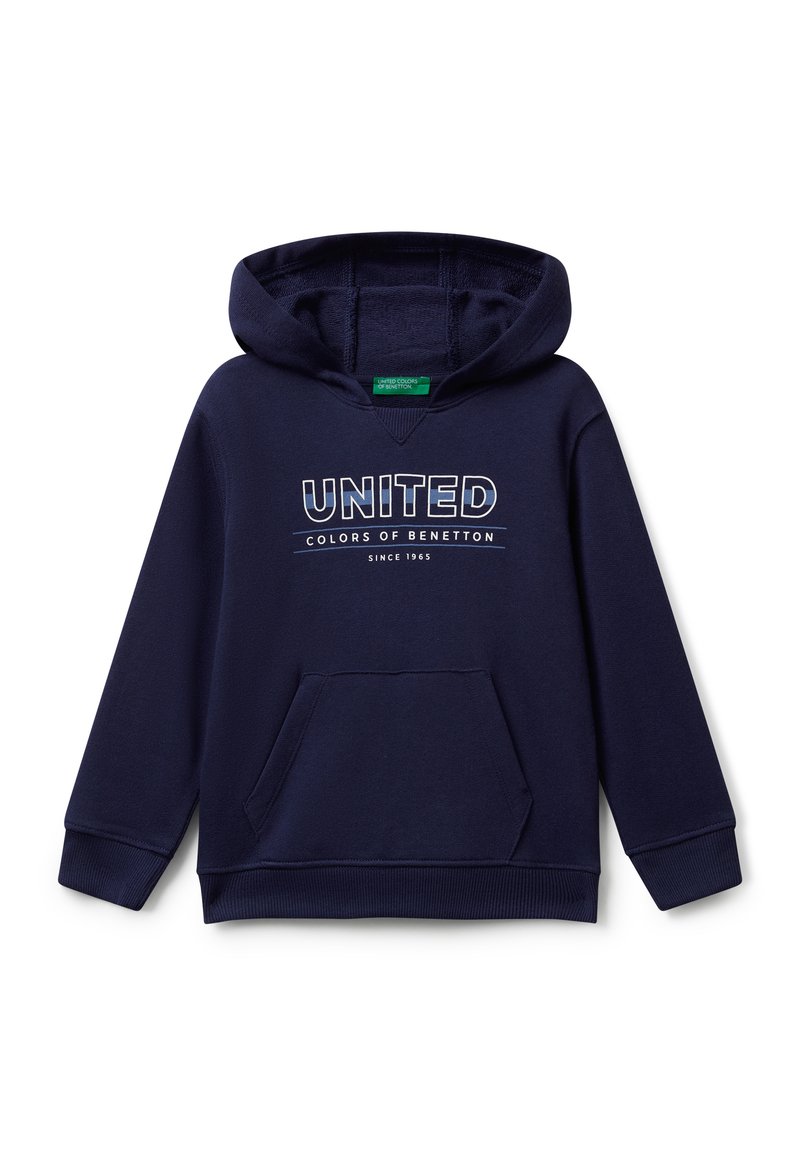 Námořnicky modrá mikina s kapucí vyrobená z jemné bavlněné směsi, s přední kapsou typu kenguru, žebrovanými manžetami a grafikou "UNITED COLORS OF BENETTON" na hrudi.