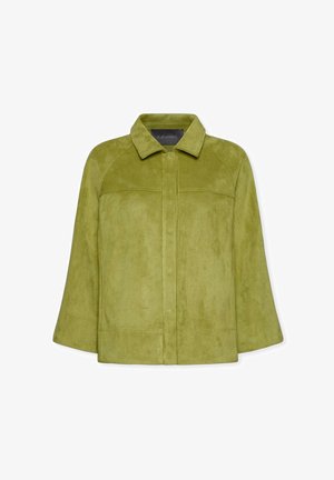 Lichtgroene suède jas met brede mouwen, een kraag en een verborgen sluiting aan de voorkant, weergegeven op een witte achtergrond.