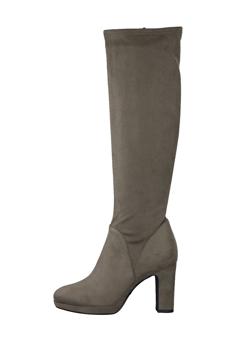 Botte en suede vert olive, montant jusqu'aux genoux, avec une silhouette élégante, un talon bloc haut et une texture lisse. Présente des coutures minimales et un bout rond.