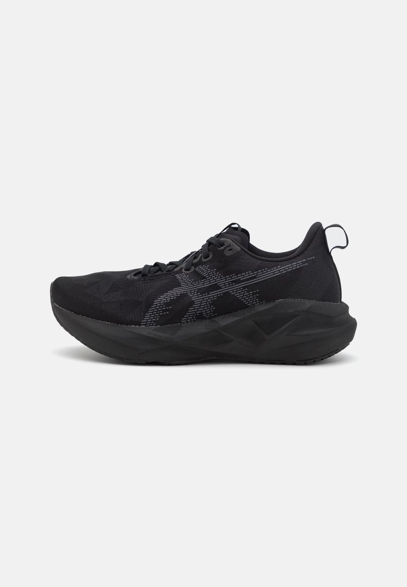 Schwarzer Sportschuh mit strukturiertem Obermaterial, das ein elegantes Design, eine dicke Sohle und ein auffälliges Logo akzentuiert.
