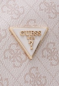 Guess MERIDIAN FRIEND jasnoszary