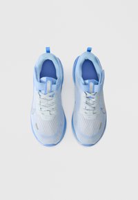 Jasnoniebieskie buty sportowe z oddychającą siateczką, sznurowane, z wyściełanym kołnierzem i amortyzowaną podeszwą. Logo Nike w odblaskowym srebrnym kolorze.