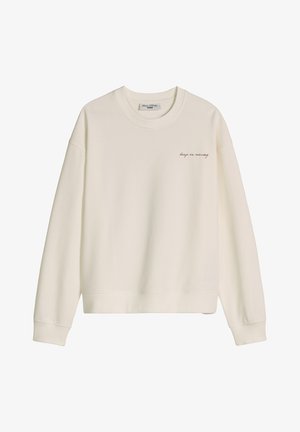 Off-white moški pulover z okroglim izrezom in dolgimi rokavi ter napisom "keep on moving" na levi strani prsnega koša, izdelanim z majhnimi pisavami.