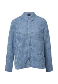 Hellblaues Hemd mit langen Ärmeln und Knopfleiste, aus strukturiertem Stoff mit wellenartigem Muster und klassischem Kragen. Die vorderen Knöpfe sind sichtbar.