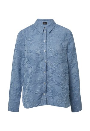 Hellblaues Hemd mit langen Ärmeln und Knopfleiste, aus strukturiertem Stoff mit wellenartigem Muster und klassischem Kragen. Die vorderen Knöpfe sind sichtbar.