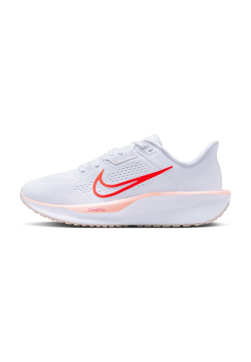Witte sportieve schoen met een getextureerde mesh bovenkant, rode Nike swoosh en roze tussenzool. Bevat een gevulde zool en een vetersluiting.