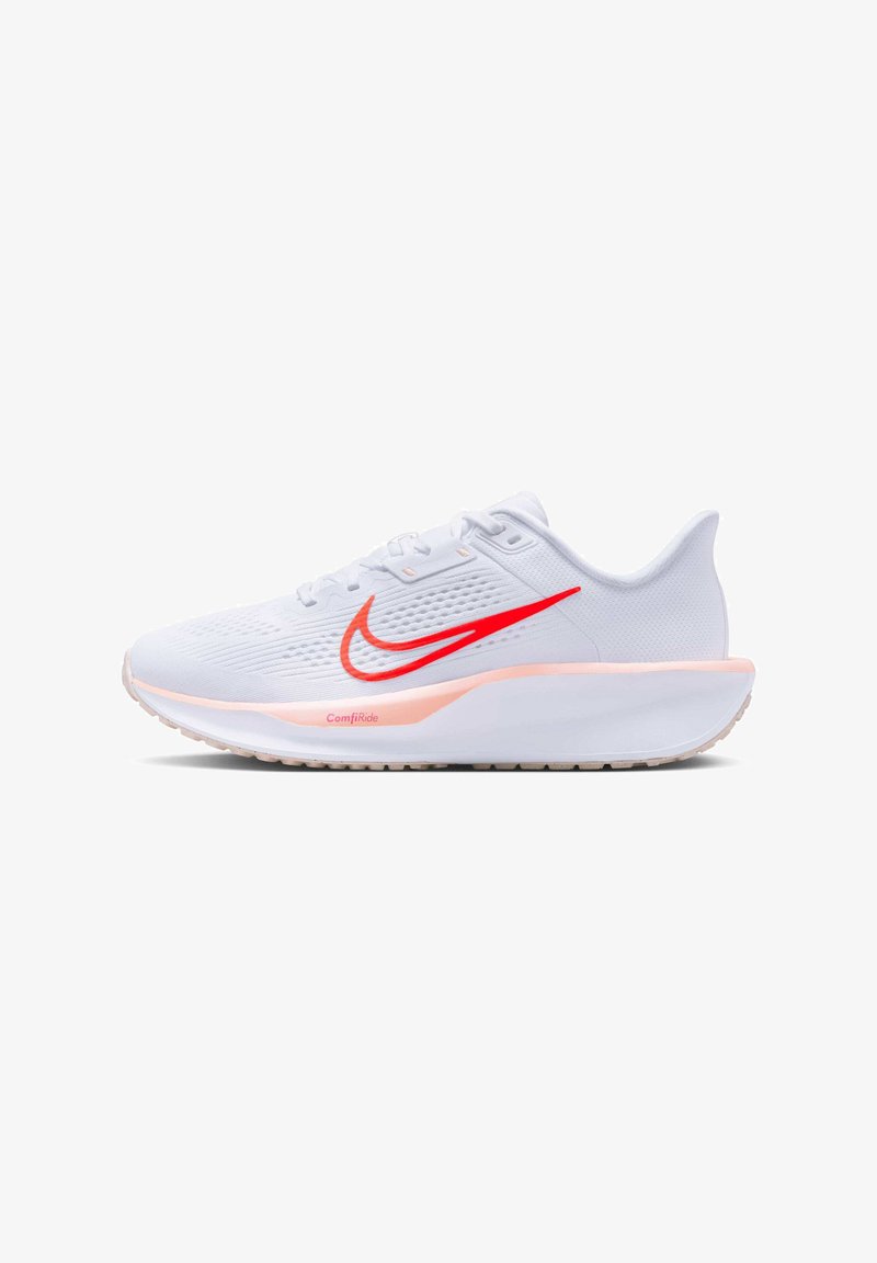 Witte sportieve schoen met een getextureerde mesh bovenkant, rode Nike swoosh en roze tussenzool. Bevat een gevulde zool en een vetersluiting.