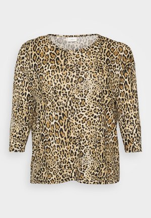 Leopardprint top med trekvartærmer, med en rund halsudskæring og en afslappet pasform, sat mod en simpel hvid baggrund.